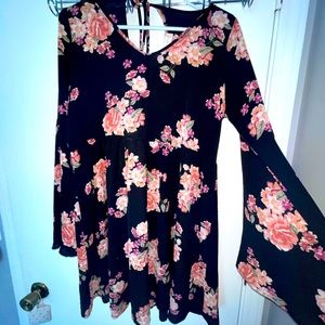 ALTARD STATE BLACK FLOWER PRINT FLOWY LONG SLEEVE DRESS // Size Large